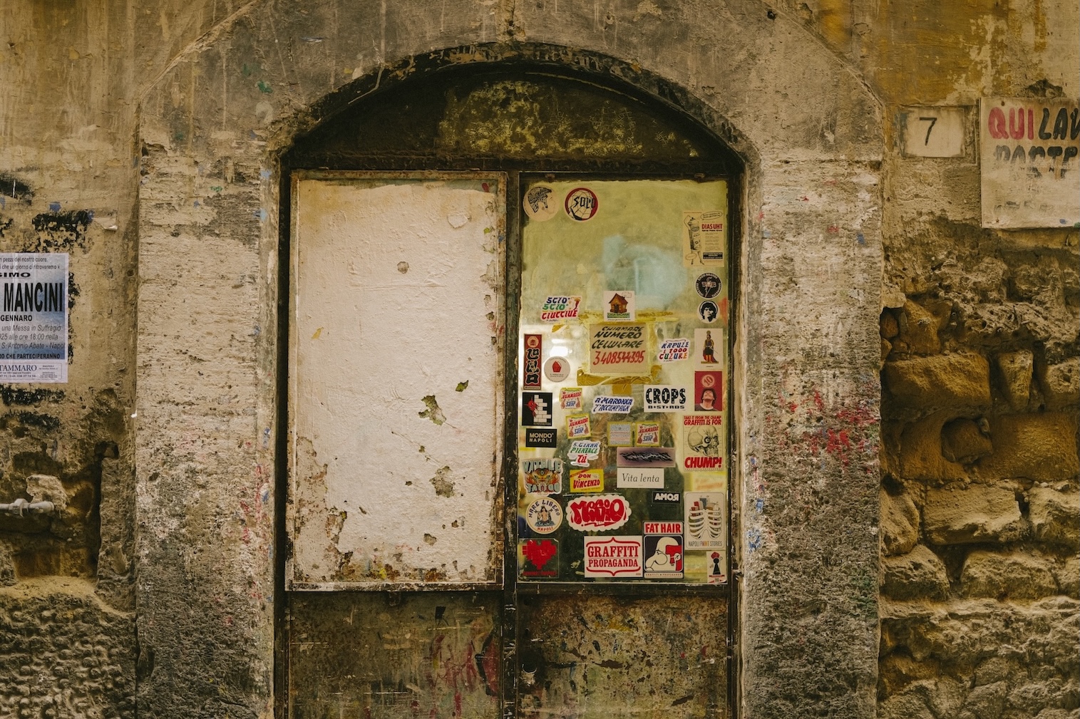 那間已褪色的工作室隱藏在市場迷宮之中